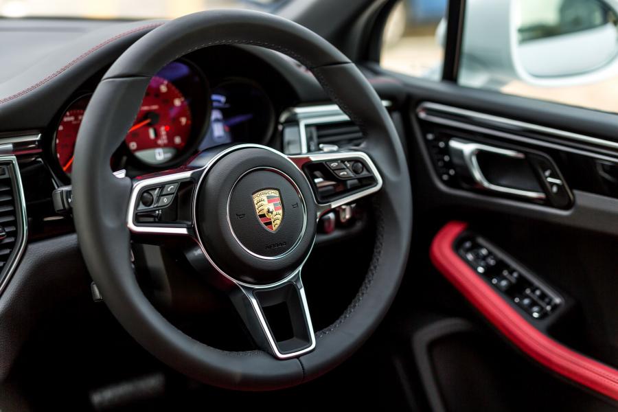 Интерьер Porsche Macan SportDesign Package (95B) 2016 года  (MY) (фото 6 из 40)